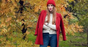 Fashionable woman in outumn park.